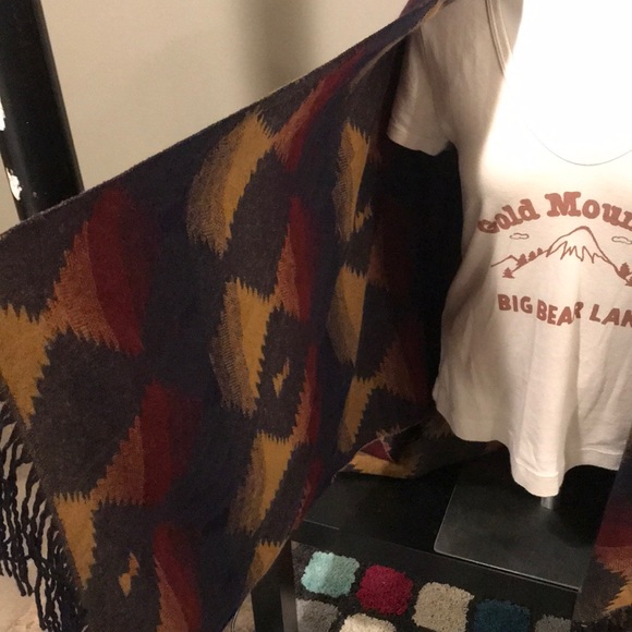 Beautiful Warm Poncho - Picture 4 of 6